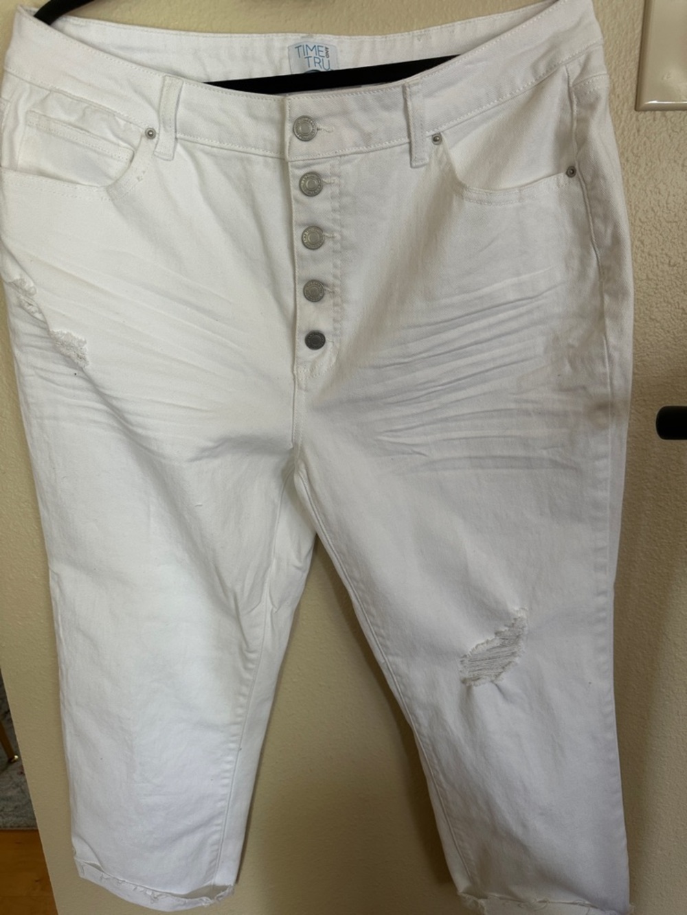 Time and Tru White Button-Fly Distressed Capri Jeans